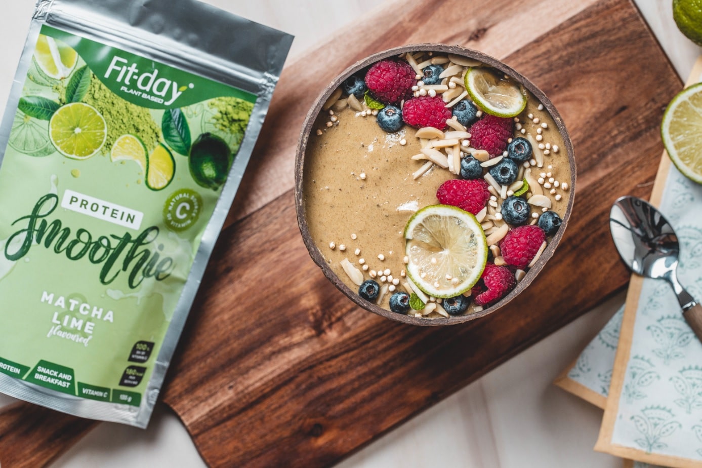 Smoothie bowl matcha-lime s limetkou, malinami, borůvkami a Fit-day proteinem